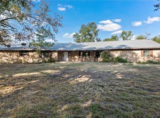 879 Berry Ln, Madisonville, TX 77864