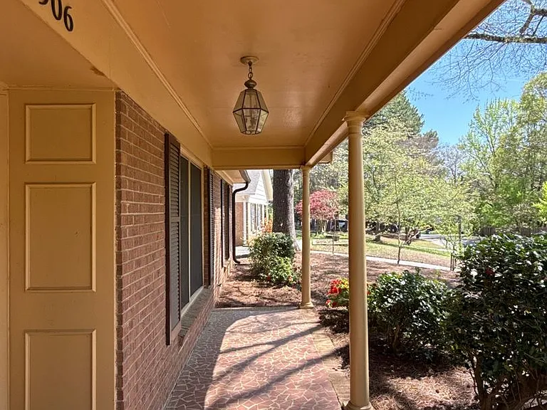 906 McLaughlin Dr — Photo 4