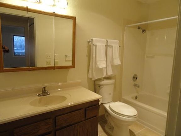 4th image of 1600 Washington Dr