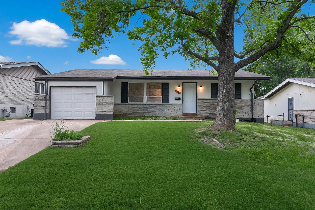 4 bed, 1286 sqft, $4,100 — Photo 1