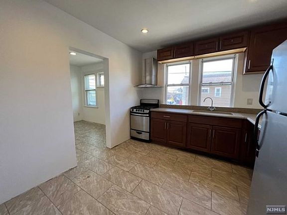 3rd image of 122-126 Broughton Ave Floor 2