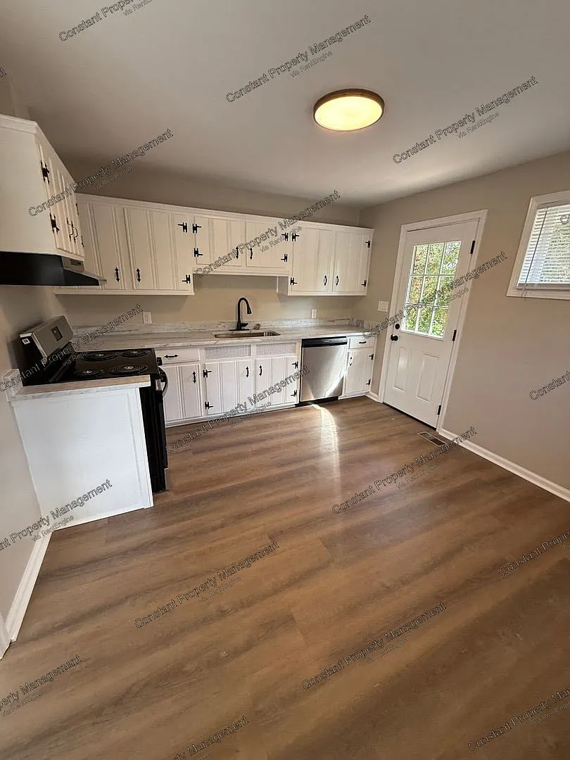 3 bed, 1.0 bath, 950 sqft, $1,250 — Photo 3