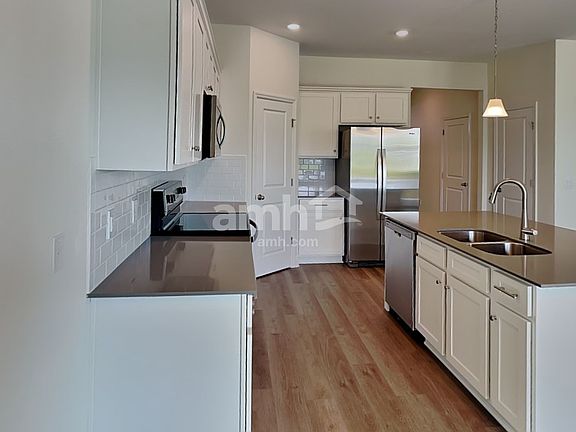 3rd image of 1085 Heavenly Dr
