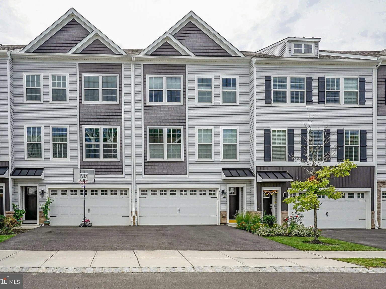 3 bed, 2.5 bath, 2254 sqft, $4,000 — Photo 1