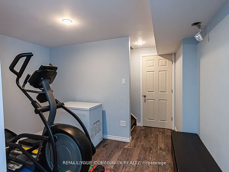 688 Hamilton Cres — Photo 16