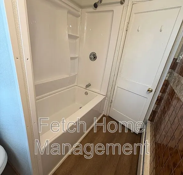 1027 E Market St #2 — Photo 8