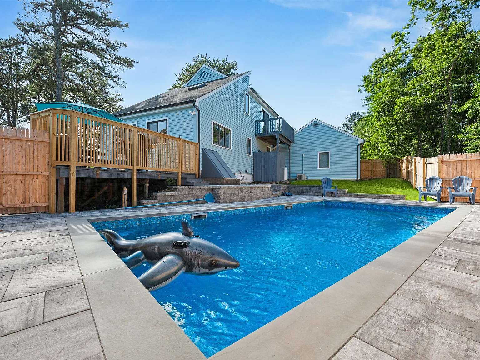 Retreat in Hampton Bays Steps from Meschutt Beach — Photo 1