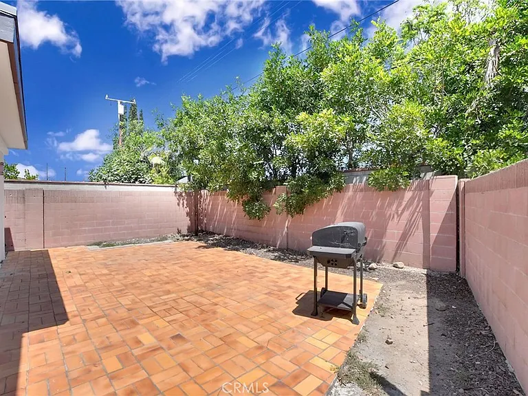 1015 E Walnut Ave — Photo 31