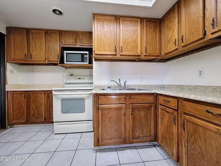 8245 N 31st Ave — Photo 7