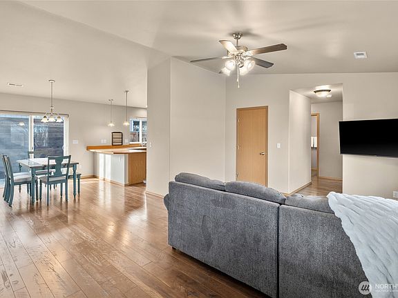 4th image of 405 E Kristen Avenue