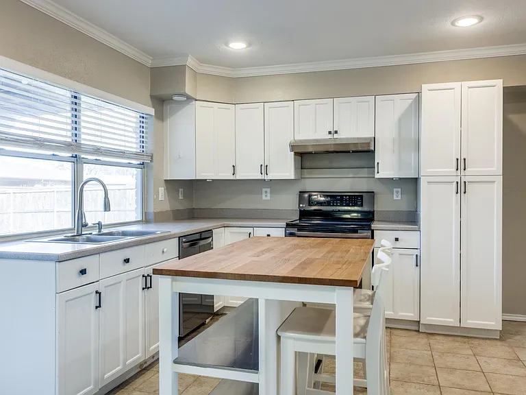 1507 Auburn Dr — Photo 8