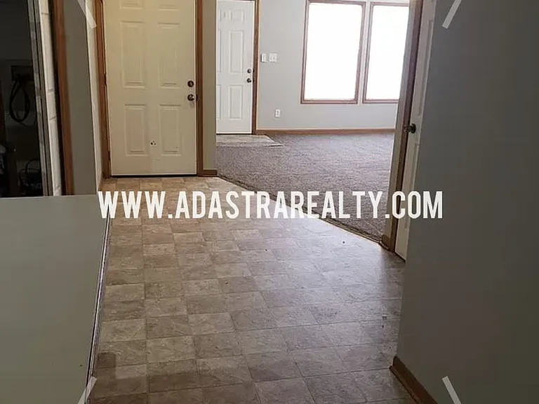 704 Meadow Ct — Photo 4