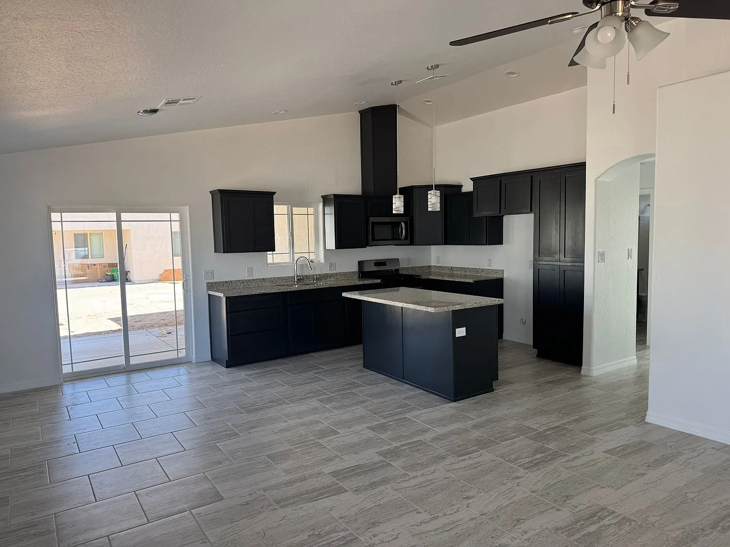 Brand New 3 bedroom home with 2 car garage in San Luis AZ. - Casa Nueva con Bardas — Photo 3