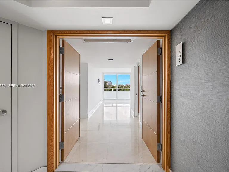 400 S Pointe Dr #409 — Photo 4