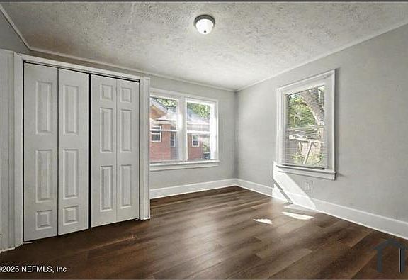 2nd image of 805 Lynton St