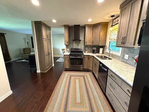 3rd image of 2020 Lewis St