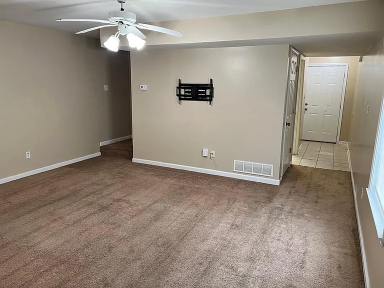 609 Hampton Way #1 — Photo 6