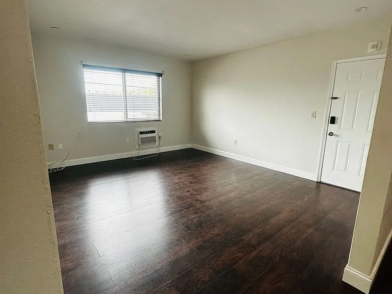2401 SW 22nd St — Photo 4