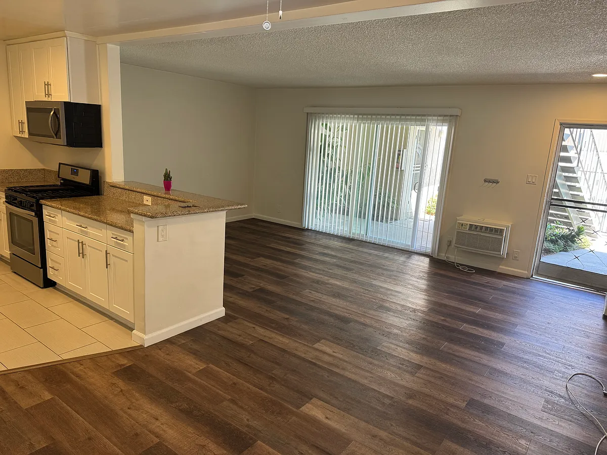 Living Space - 4841 Whitsett Ave #6