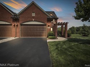 3580 Bay Harbor Dr, Brighton, MI