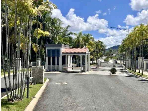 76 Almendro, Guaynabo, PR 00969