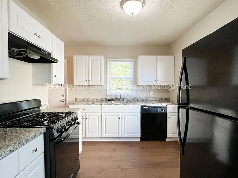 9512 Charlotte St — Photo 6