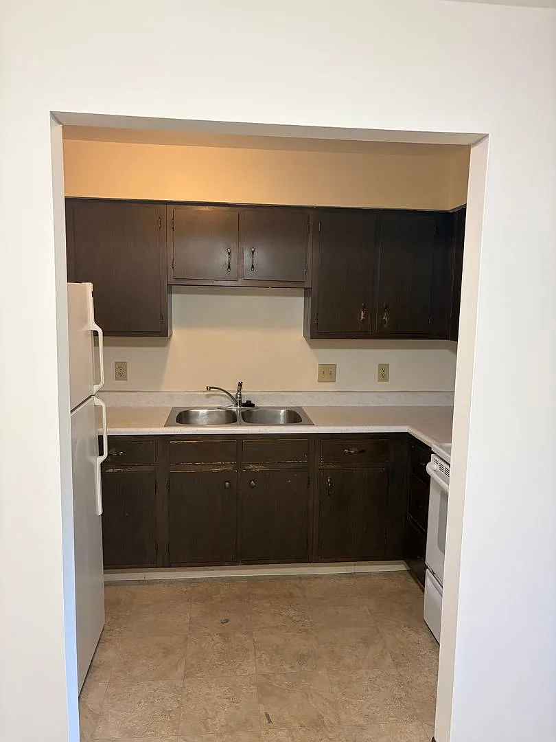 Fairway Drive Apartments — Photo 3