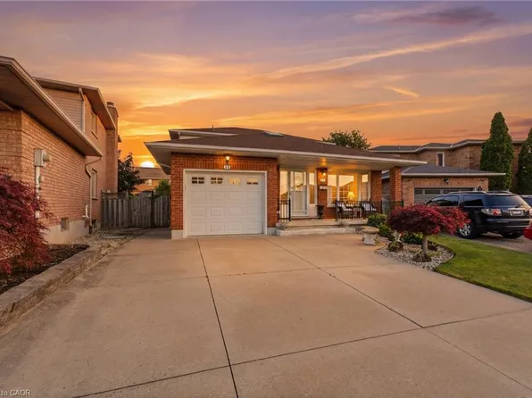 11 Gabriele Ct, Hamilton, ON L8G 5C4