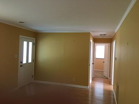 3rd image of 913 E Idlewild Dr
