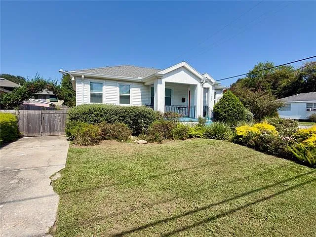 3 bed, 1.0 bath, 1150 sqft, $2,100 — Photo 2