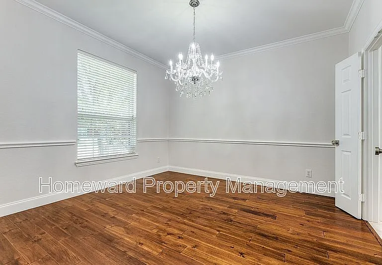 7526 Greenvalley Ln — Photo 4