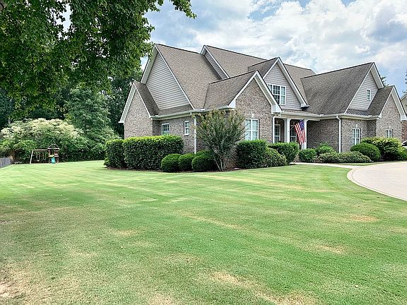 2nd image of 375 Cumberland Dr NE