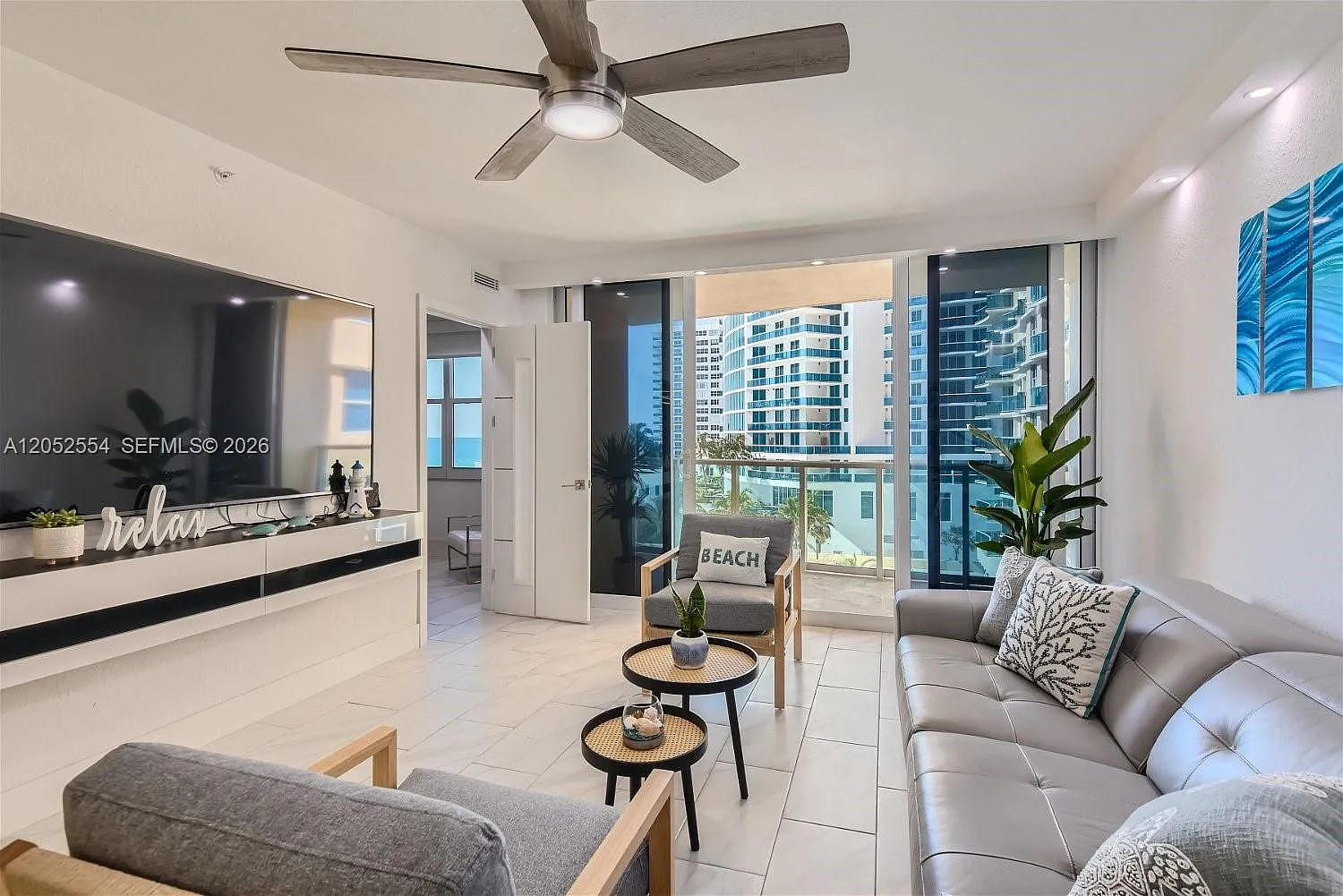 Wave Condo — Photo 1