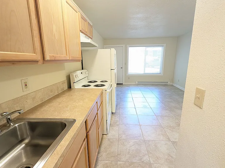 573 SE Walnut St — Photo 6