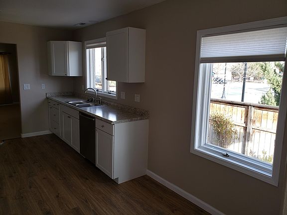 3rd image of 1529 Victorian Ave