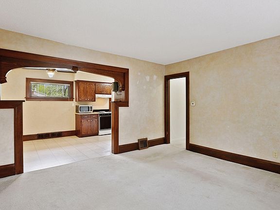 2nd image of 2043 Cottage Ave E