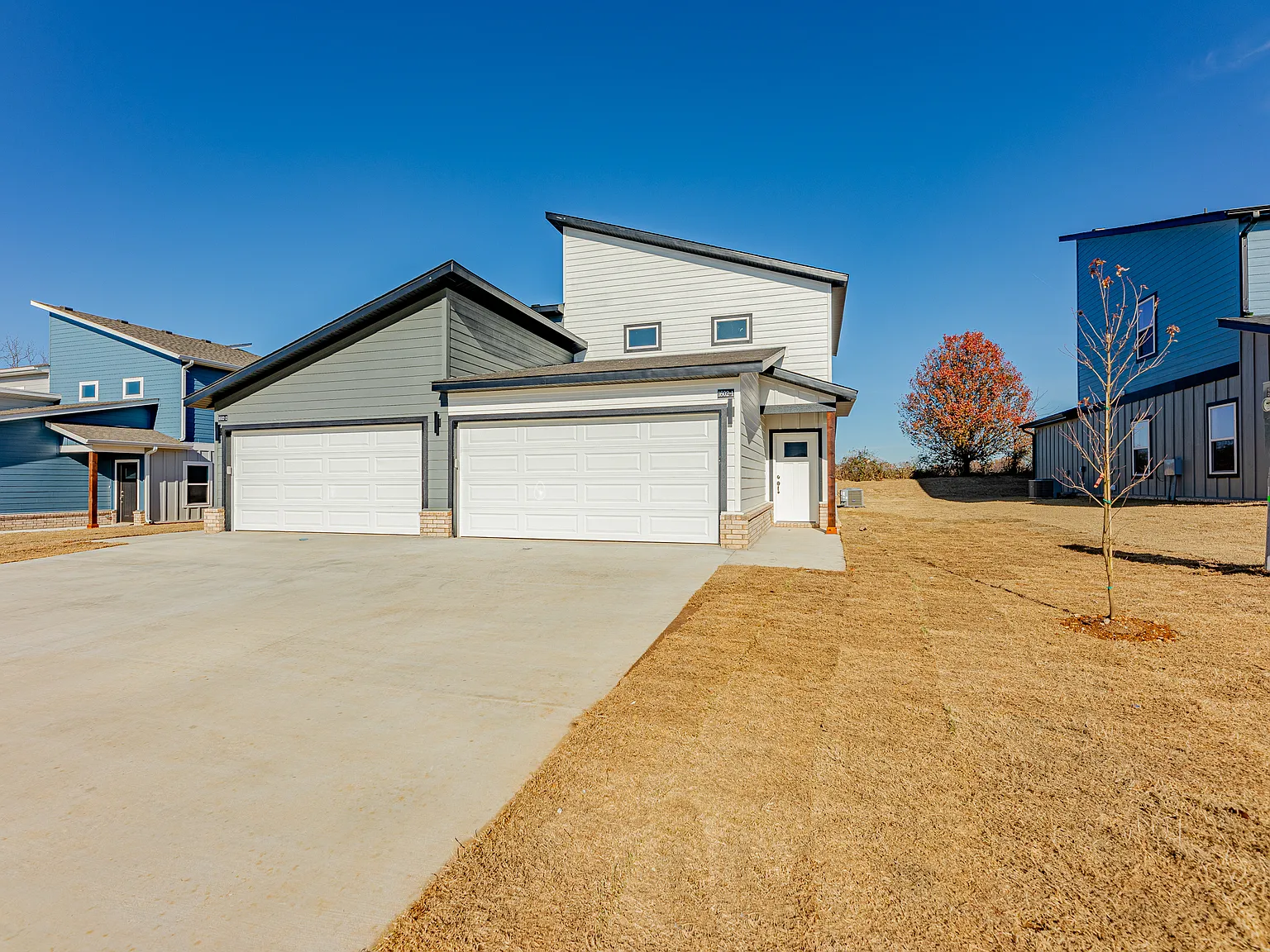 1603 SW Casuarina Dr - 2 — Photo 2
