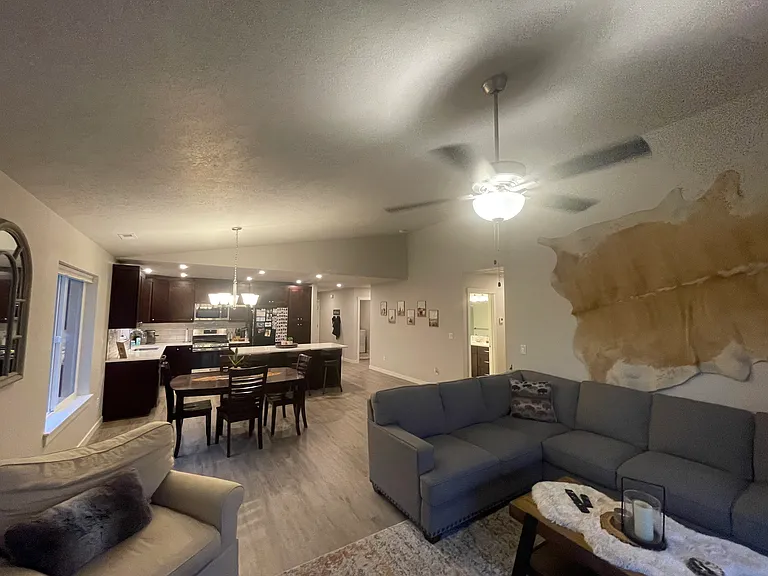 712 NE Brookstone Dr — Photo 4