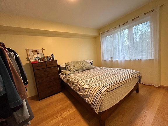 4th image of 119 Grimsby St #1A
