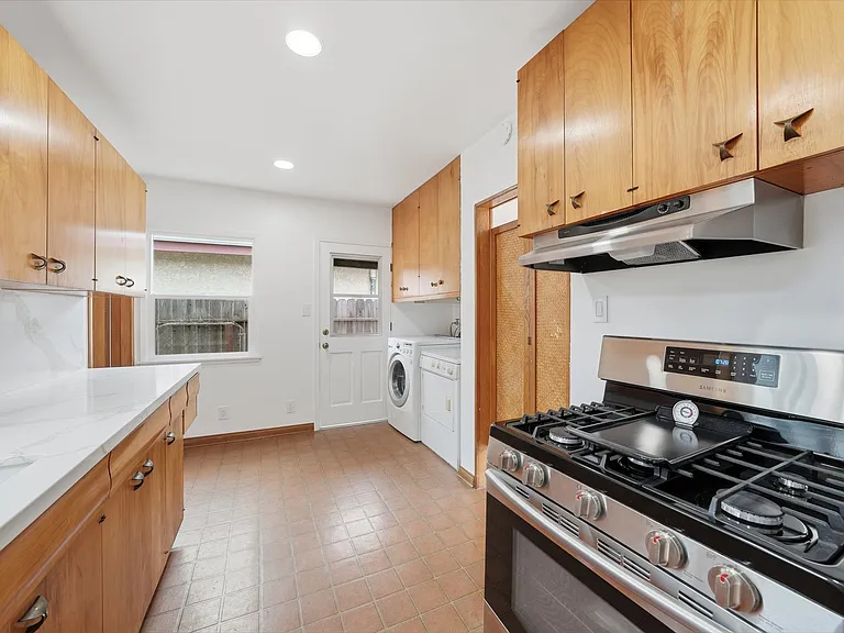 1326 Gates Ave — Photo 6