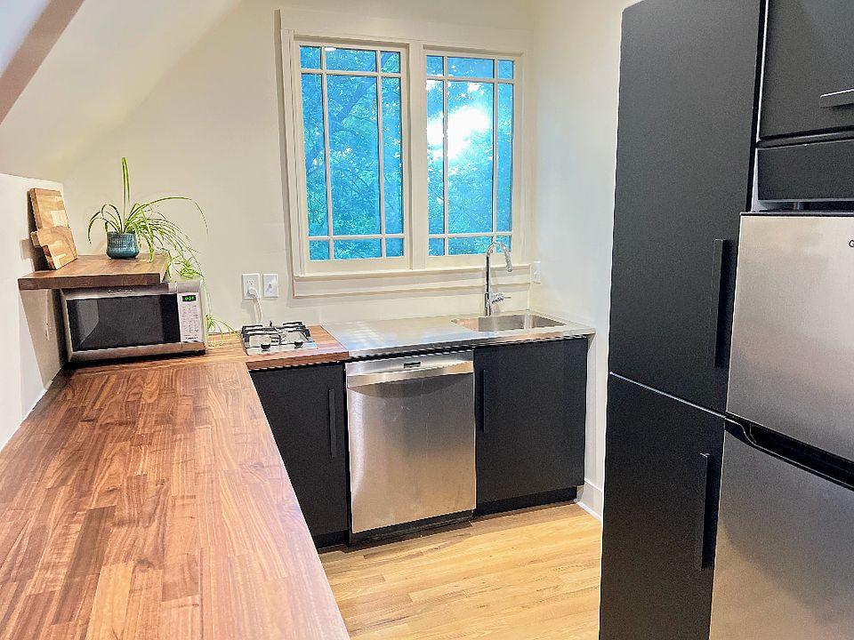 Dishwasher, garbage disposal, Hansgrohe fixtures