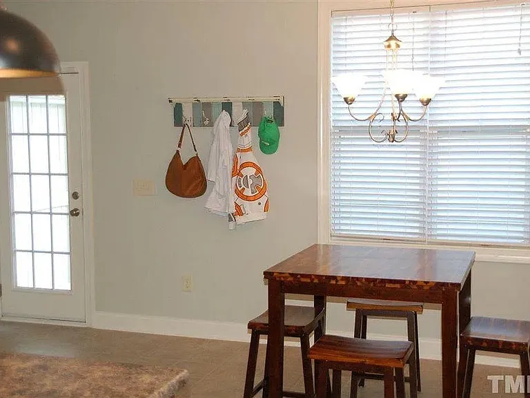 109 Windy Creek Ln — Photo 3