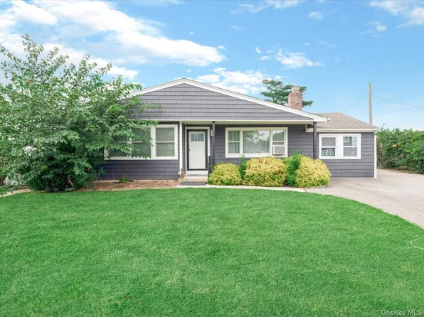 14 Lois Ln, Farmingdale, NY 11735