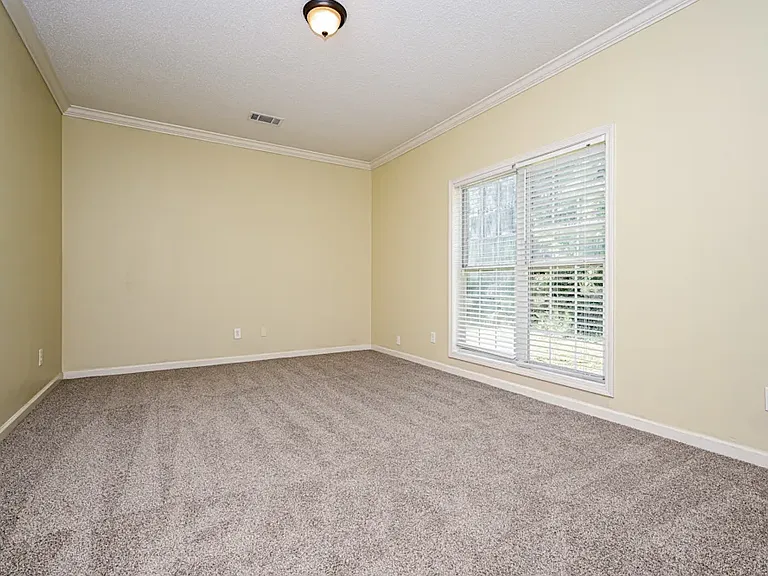 190 Windsor Cir — Photo 4