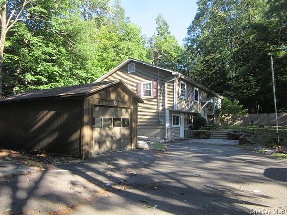 4th image of 15 Pine Tree St