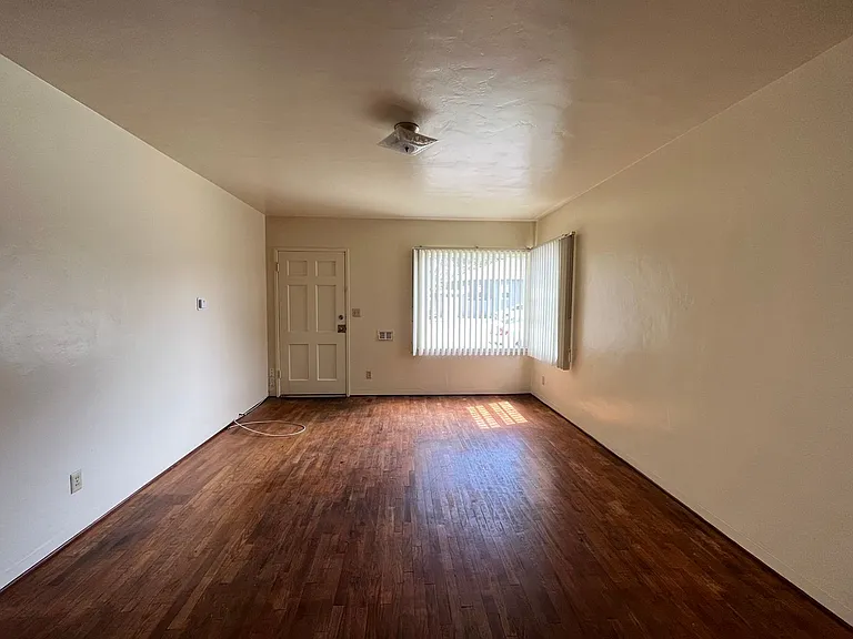 238 S H St — Photo 4