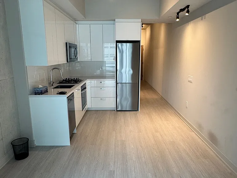 195 McCaul St #710 — Photo 4
