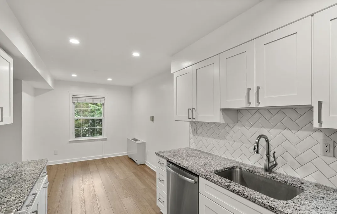 2 bed, 1044 sqft, $2,700 — Photo 3