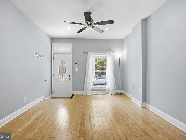 122 N Ellwood Ave — Photo 3