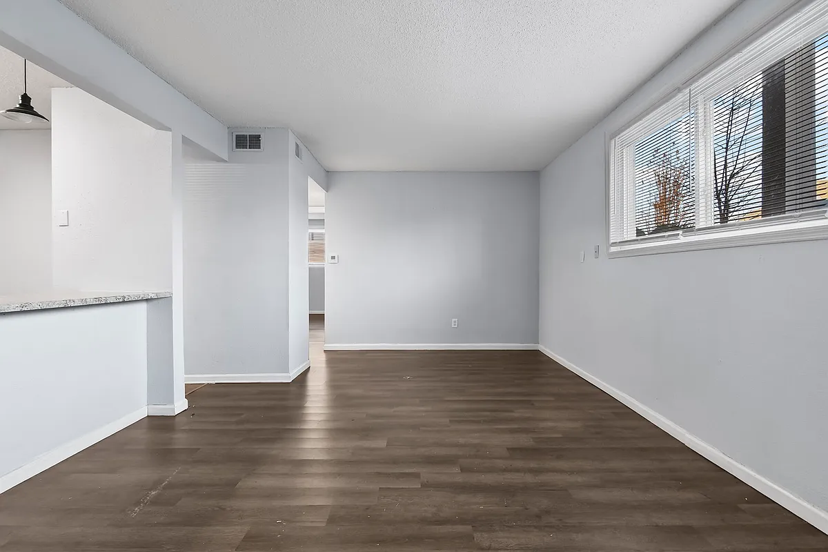 Building Photo - 2305 Cherry Hills Dr #B4